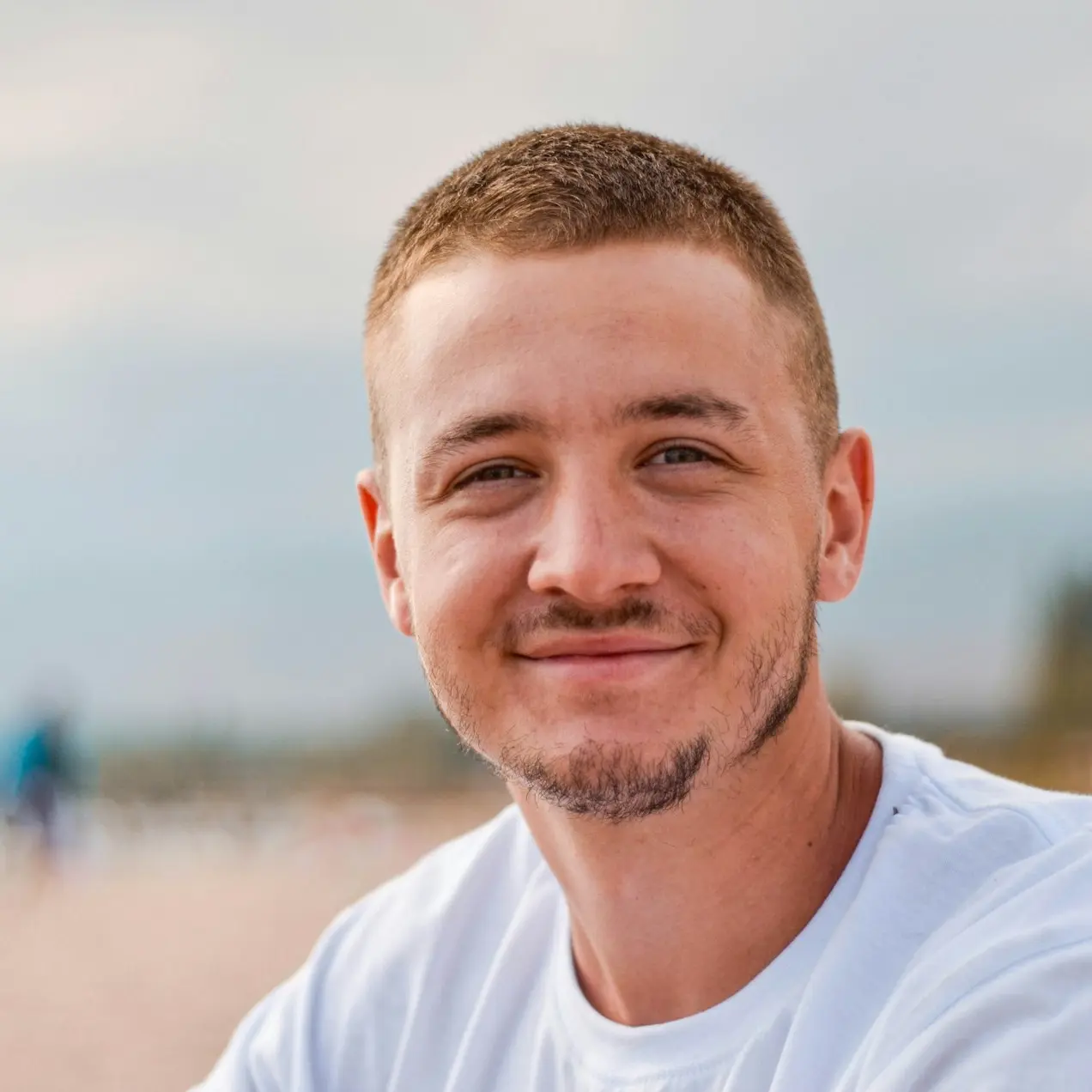 man wearing white crew-neck shirt outdoor selective focus photography